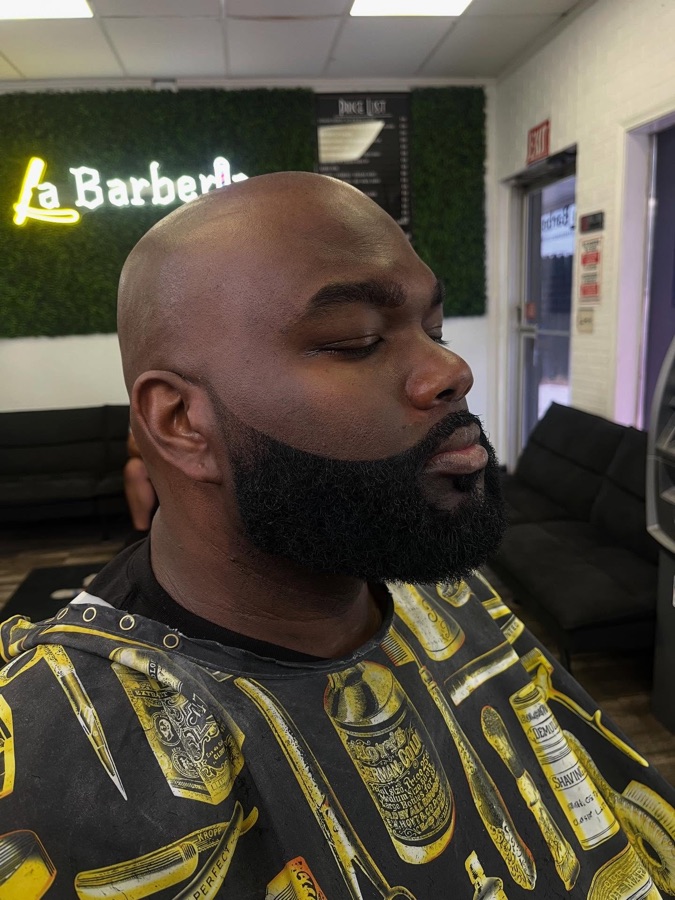 Full dark beard shaped and lined up, La Barberia