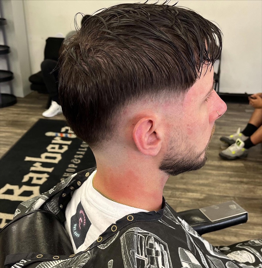 Brown textured crop over a skin fade, La Barberia