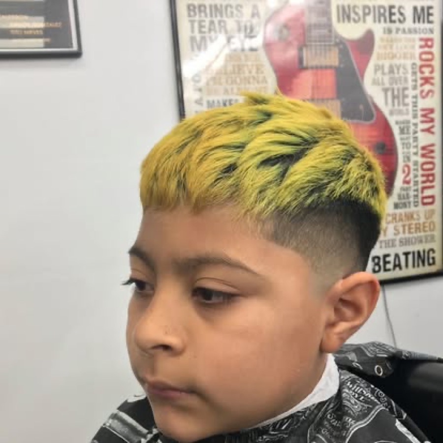 Blond-dyed textured top over a fade, La Barberia