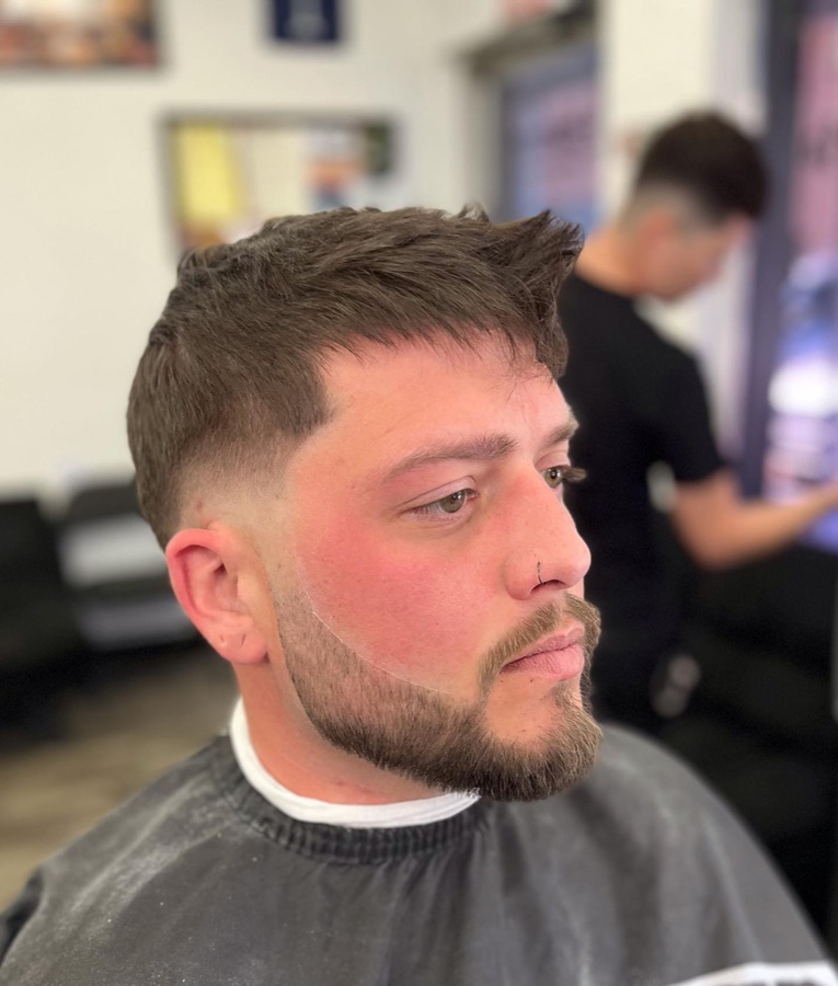 Textured crop with a side fade, front view, La Barberia