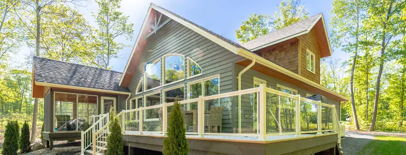 Sunspace aluminum railing with glass panels